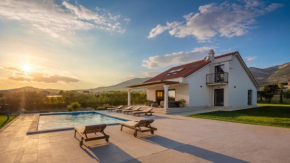 Villa Cvita Mit Großem Pool In Der Nähe Von Split Und Trogir